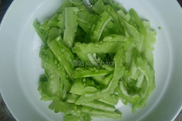 蒜苗苦瓜炒肥肉的做法图解3