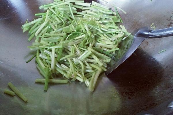 芹菜炒豆腐的做法图解4