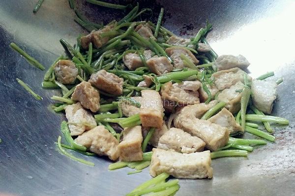 芹菜炒豆腐的做法图解5