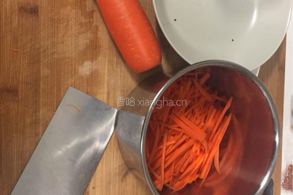 凉拌胡萝卜丝的做法图解1