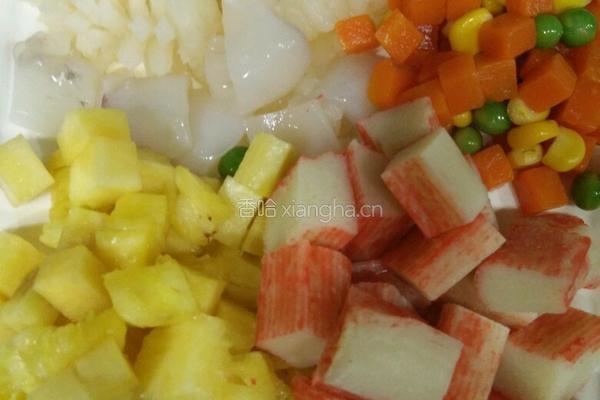 海鲜菠萝炒饭的做法图解1