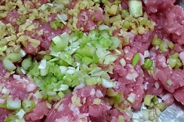 猪肉虾仁莲藕云吞的做法图解1