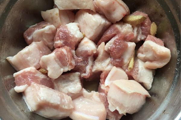 土豆烧肉的做法图解1