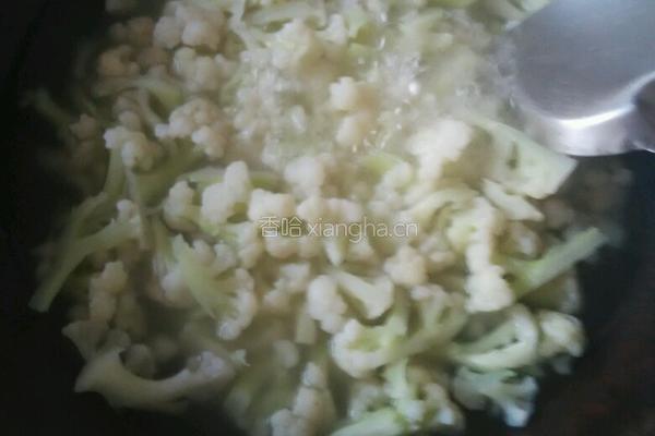凉拌菜花的做法图解2