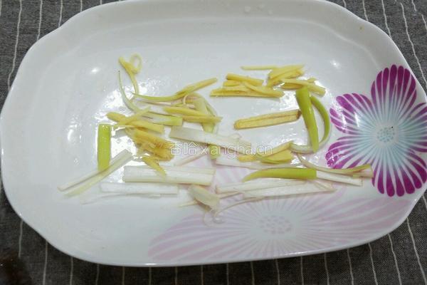大蒜辣椒蒸鲈鱼的做法图解2