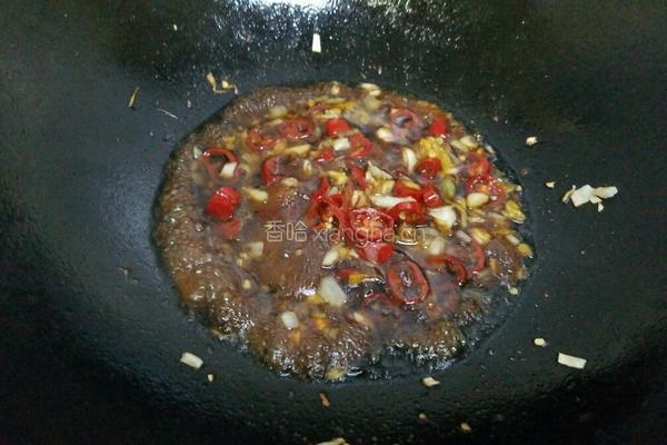 大蒜辣椒蒸鲈鱼的做法图解6