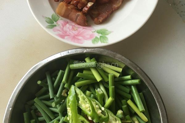 蒜苔炒腊肉的做法图解5