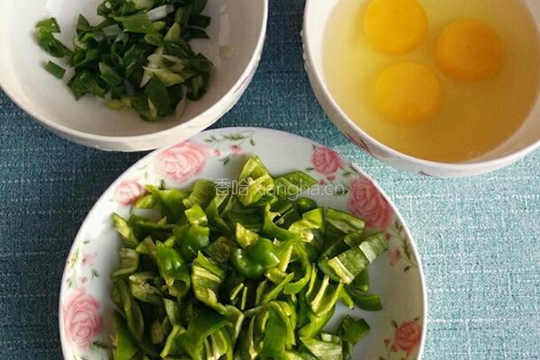 辣椒炒鸡蛋的做法图解1
