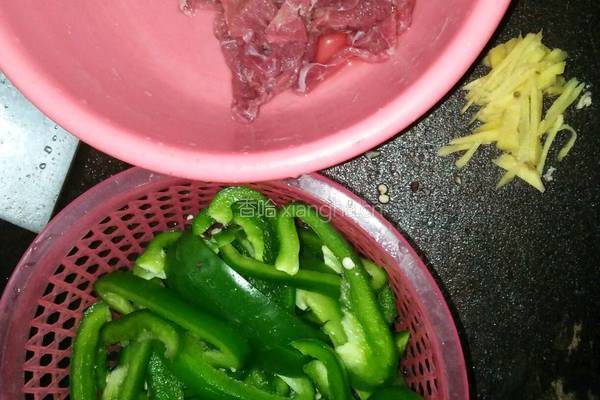 牛肉炒青椒的做法图解1