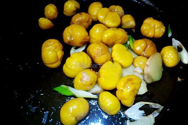 板栗炖山鸡的做法图解4