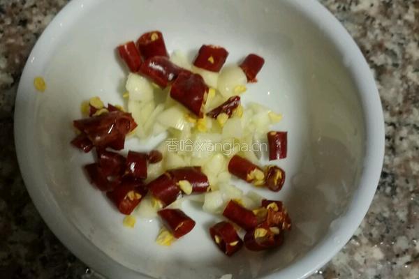 罐头鲮鱼炒麦菜的做法图解2