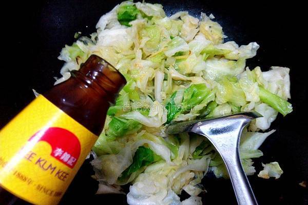 烧肉炒卷心菜的做法图解6