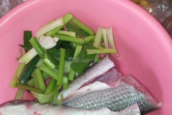 炸豆腐焖鱼的做法图解1