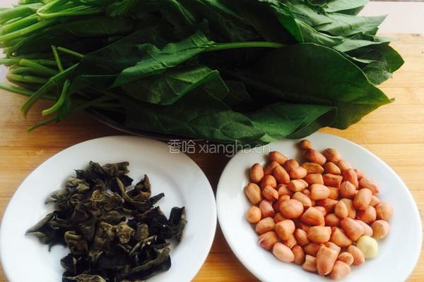老醋菠菜木耳花生米的做法图解1