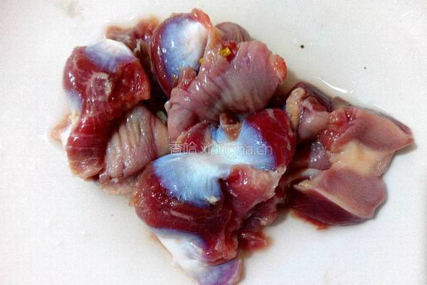 酸菜炒鸡胗的做法图解1