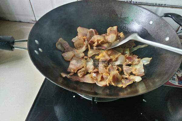 风吹腌肉炒花菜的做法图解5