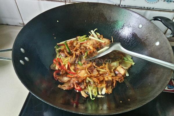 风吹腌肉炒花菜的做法图解6