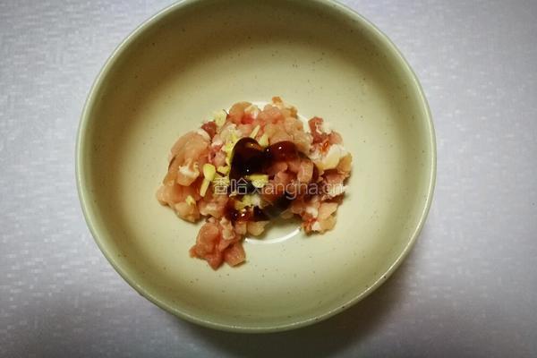 酸菜肉丁炒毛豆的做法图解3