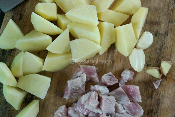 红烧肉炖土豆的做法图解2