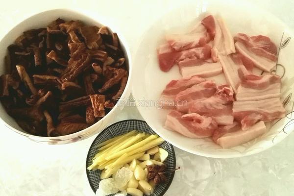 农家干萝卜烧肉的做法图解1