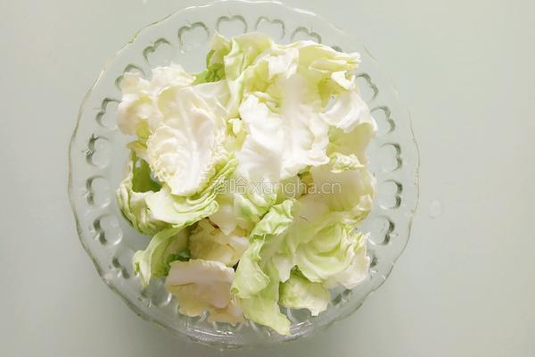 手撕包菜拌粉条的做法图解2