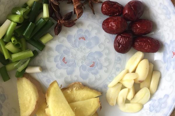 香菇炖鸡腿的做法图解1