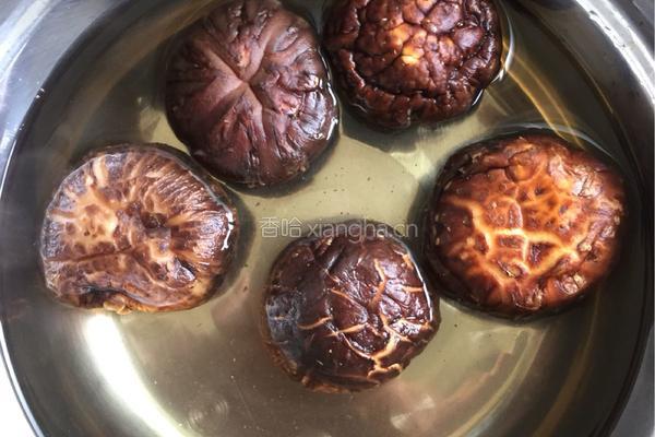 香菇炖鸡腿的做法图解3