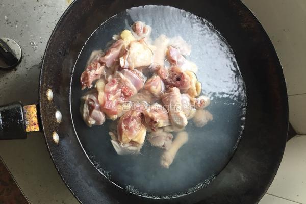 香菇炖鸡腿的做法图解4