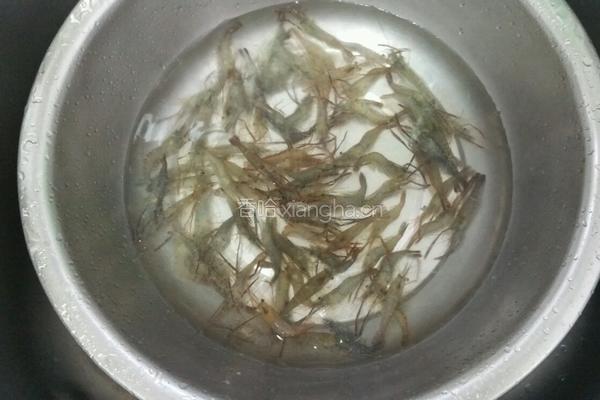 蒜辣河虾的做法图解1