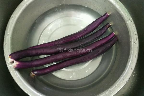 酱爆茄子段的做法图解1