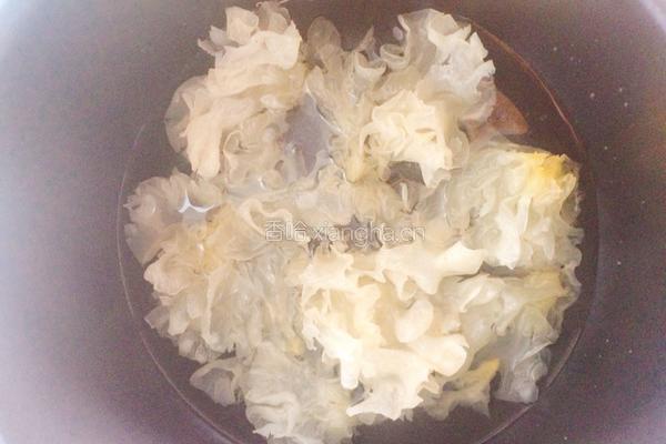 银耳红枣苹果汤的做法图解2