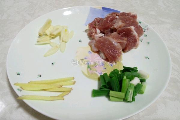 榛蘑炖豆腐的做法图解2