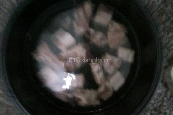 蒜末糖醋排骨的做法图解1