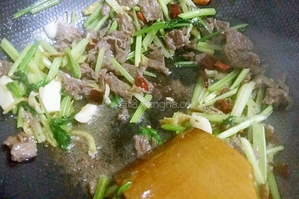 香芹炒牛肉的做法图解12