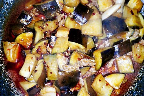 老干妈肉丁西红柿茄子的做法图解5