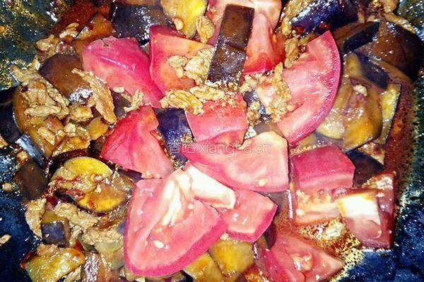 老干妈肉丁西红柿茄子的做法图解6