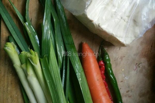 蒜苗爆豆腐的做法图解1