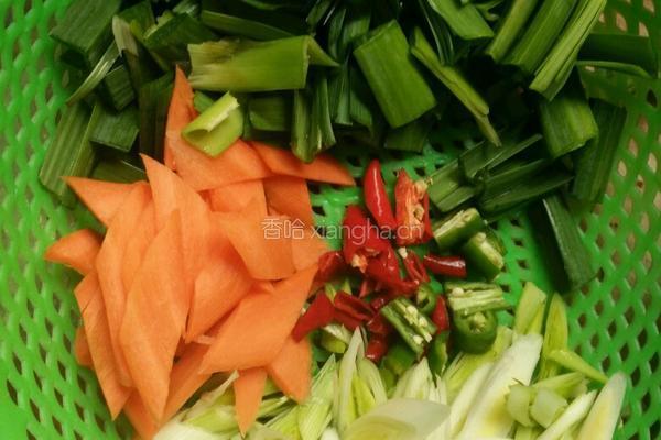 蒜苗爆豆腐的做法图解2