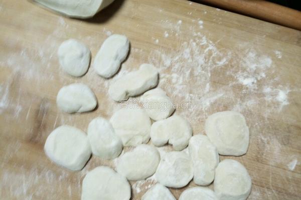 白菜猪肉水饺的做法图解2