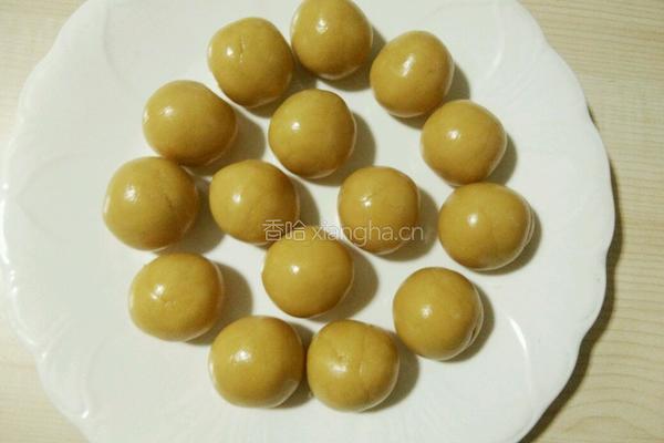 紫薯核桃豆沙馅月饼的做法图解6
