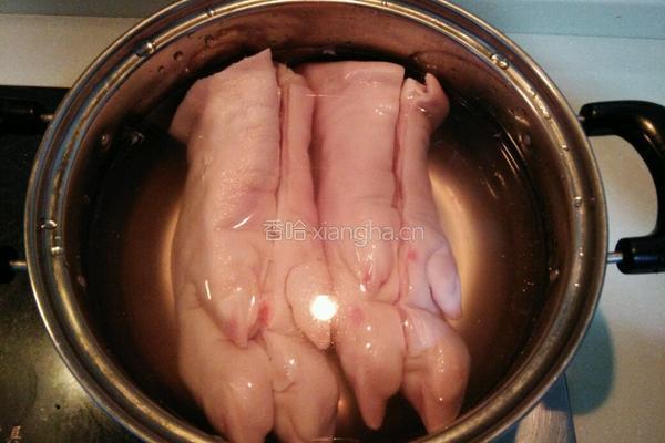 卤猪蹄的做法图解3