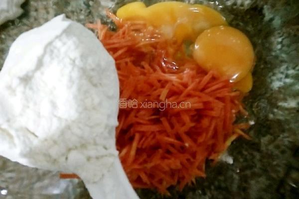 胡萝卜鸡蛋饼的做法图解1