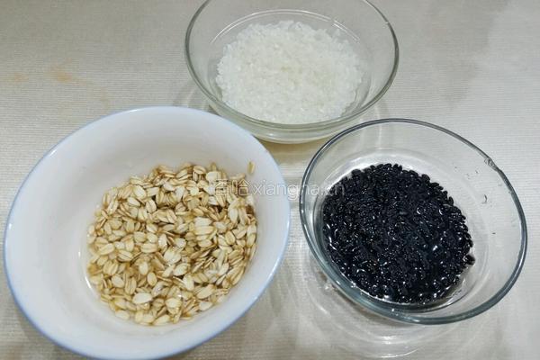 黑米燕麦莲子粥的做法图解3