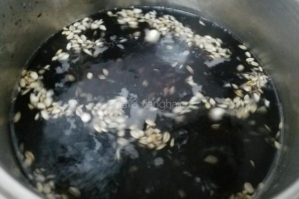 黑米燕麦莲子粥的做法图解5