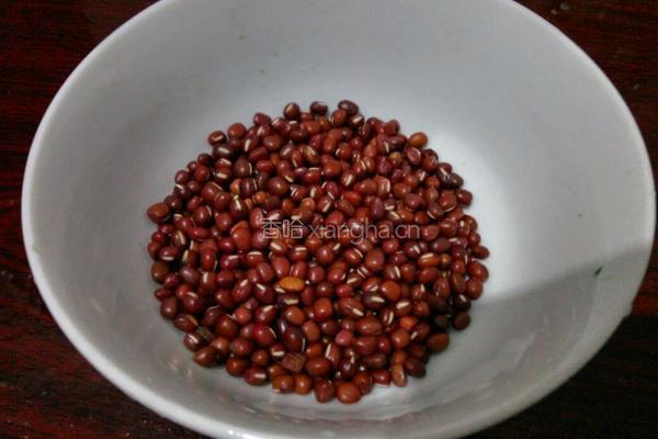 红豆核桃小米粥的做法图解1