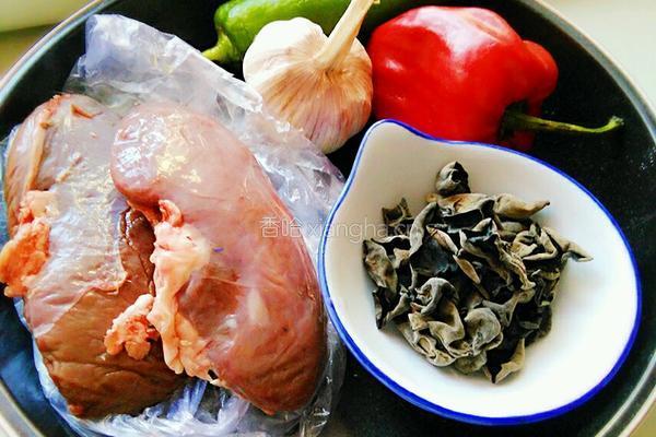 木耳炒腰花的做法图解1