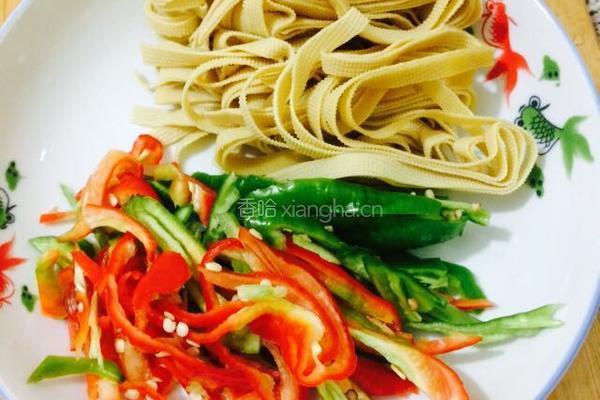 豆腐皮炒辣椒的做法图解2