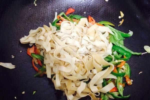 豆腐皮炒辣椒的做法图解7