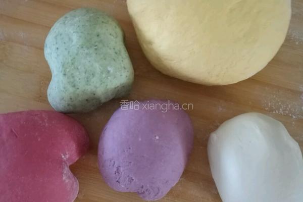 蔬菜汁饺子的做法图解2