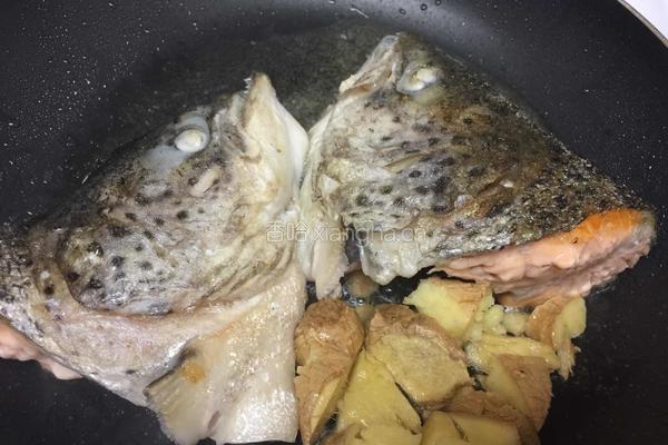 三文鱼头豆腐汤的做法图解3